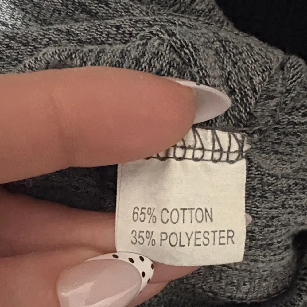 Gray Short-Sleeve Crewneck Shirt with Contrasting Sleeve Stripes - Picture 5 of 5